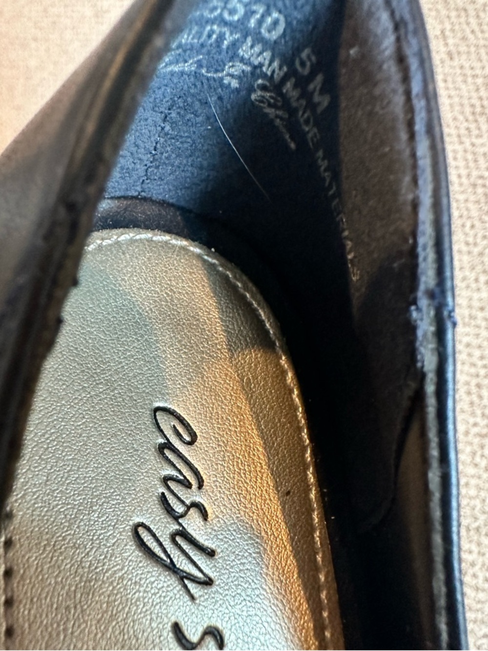Brand New! Easy Spirit Navy 2 inch heels. Size 5 - Picture 8 of 8